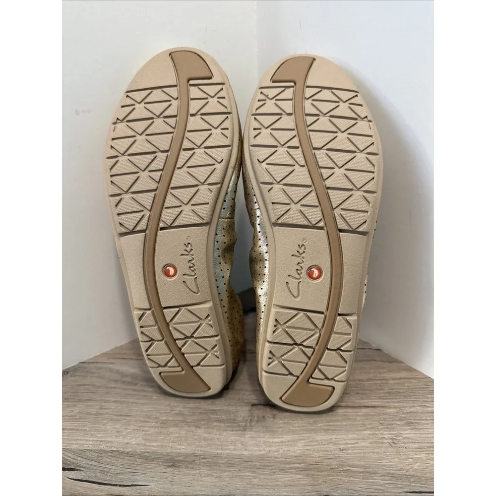 Clarks Unstructured Gold Perforated Ballet Flat 9.5 Women Slip On Shoes Casual